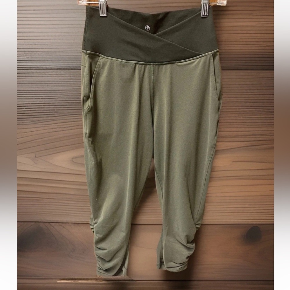 Lululemon Sunset Salutation Crop Fatigue Green Gator Ziggy Snake Pant 6 MSRP $88